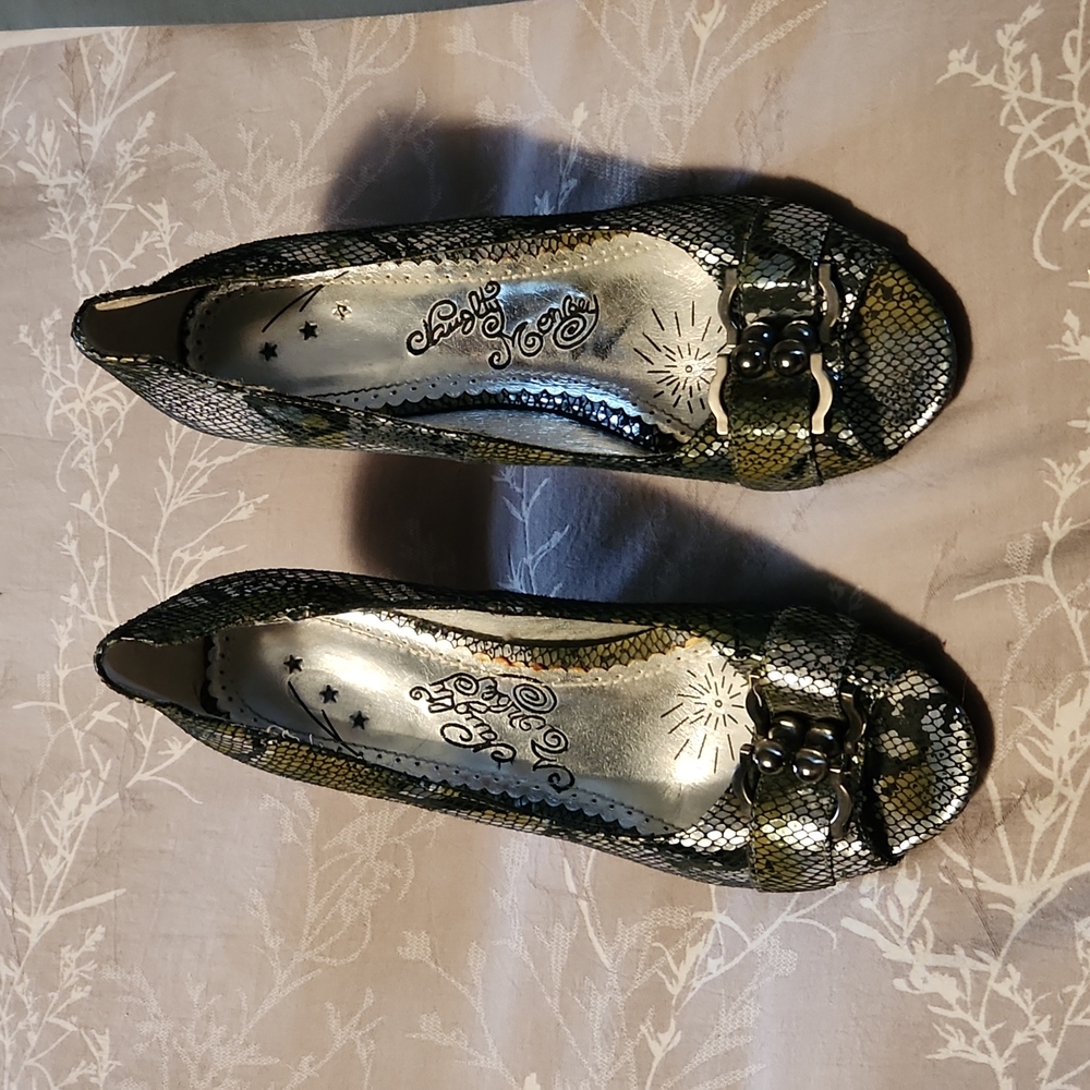 Naughty Monkey sz 9.5 silver/green/black snake skin heels